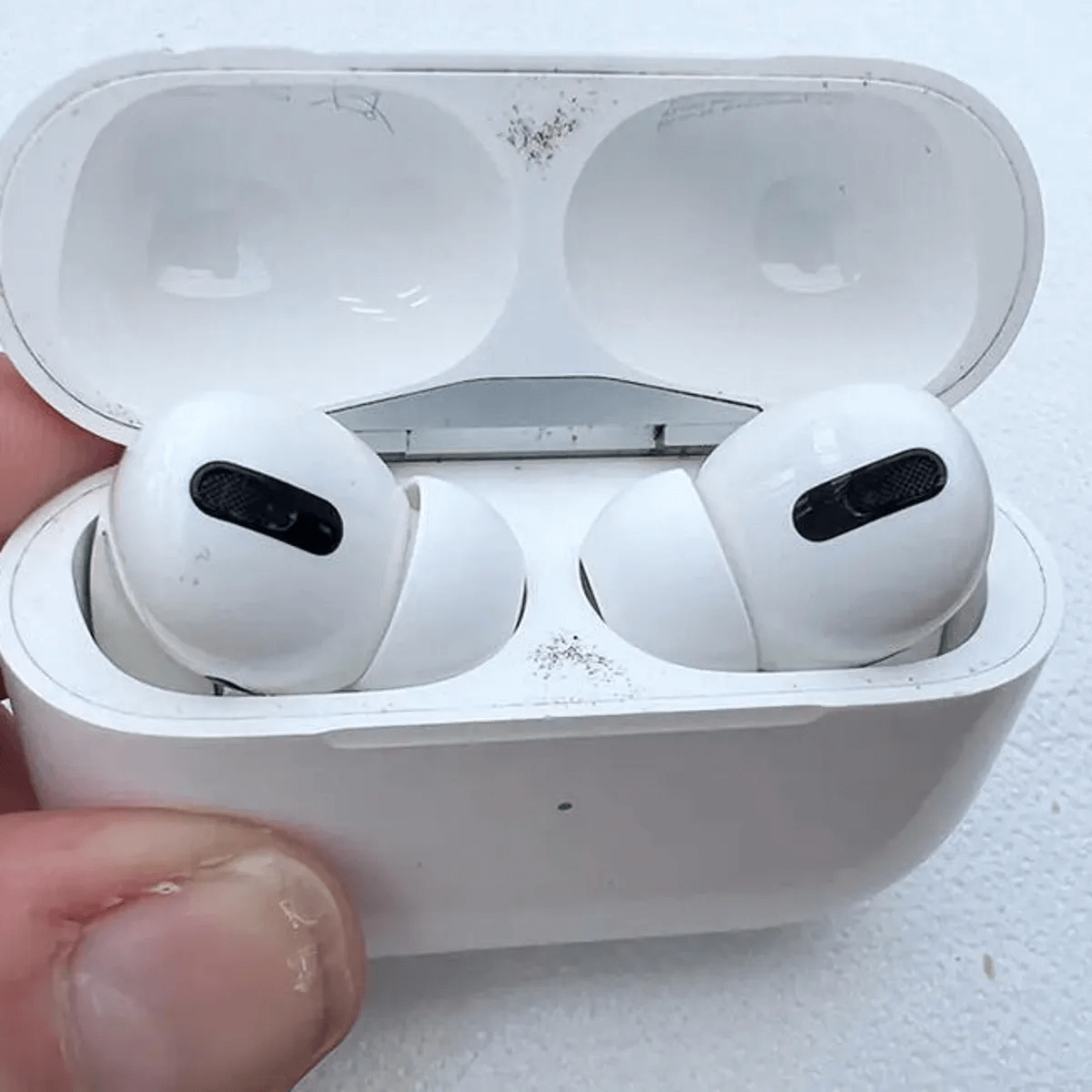dirty-or-damaged-airpods-wont-connect-iphone